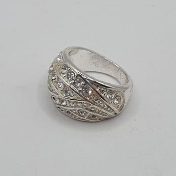Ring met kristallen  beschikbaar voor biedingen