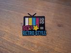 1 mooie pin met de tekst - 90's Retro Style te koop, Verzamelen, Speldjes, Pins en Buttons, Ophalen of Verzenden, Nieuw, Overige onderwerpen