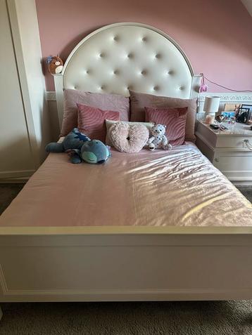 Mooi bed met nachtkastje schram lattenbodem beschikbaar voor biedingen