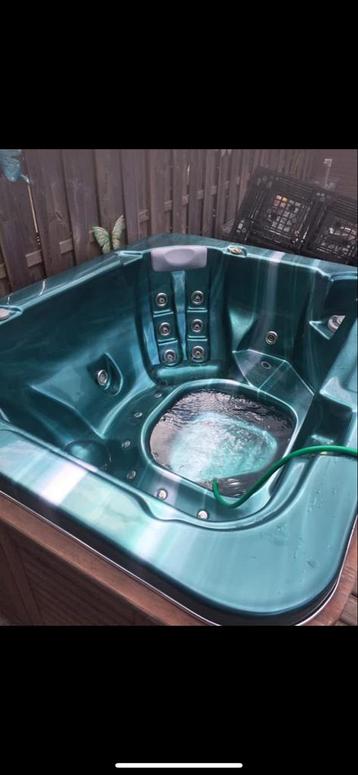 Jacuzzi / Spa - 4 Persoons - Opknapper beschikbaar voor biedingen