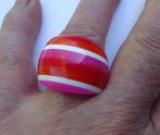 Kunststof ring roze oranje wit rood gestreept, Sieraden, Tassen en Uiterlijk, Kunststof, Overige kleuren, Verzenden, Zo goed als nieuw