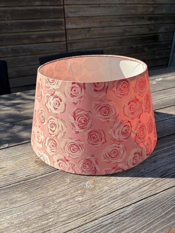 Oud roze Lampenkap met Rozenpatroon beschikbaar voor biedingen