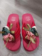 Leuke plateau slippers met bloemen en strikken 38-39., Ophalen of Verzenden, Zo goed als nieuw, Rood