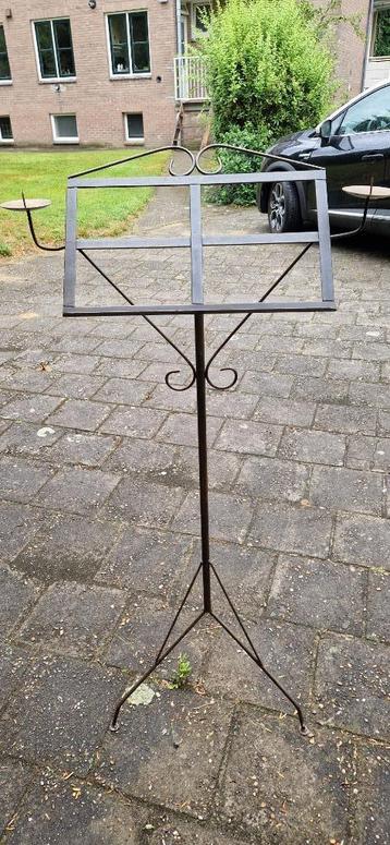 antieke muziekstandaard met kaarsenhouder beschikbaar voor biedingen