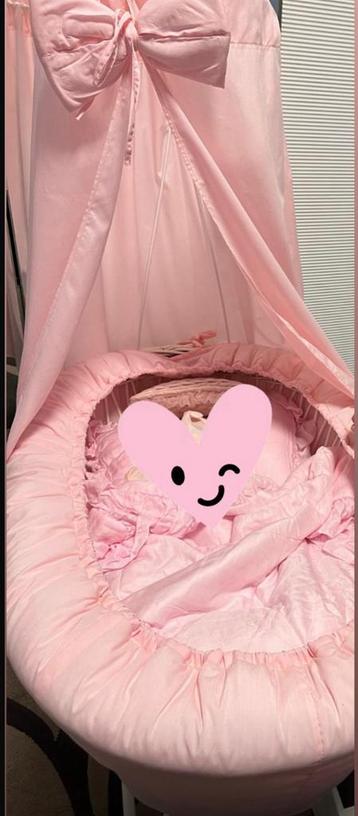 Roze babywieg beschikbaar voor biedingen