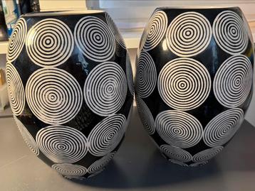 Zwart witte aardewerk vazen beschikbaar voor biedingen