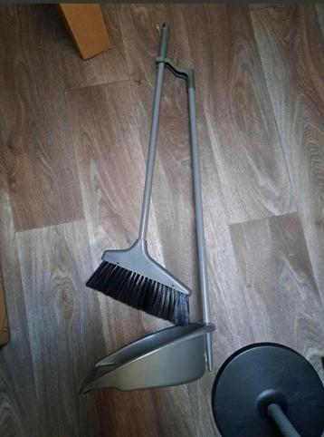 Veger en blik met steel beschikbaar voor biedingen