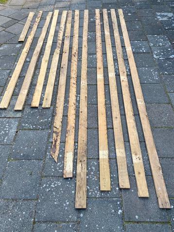 Lange planken, deels ruw en glad hout; div lengte 7x1,5 cm beschikbaar voor biedingen