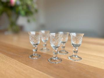 Set van kleine glaasjes met geslepen motief beschikbaar voor biedingen