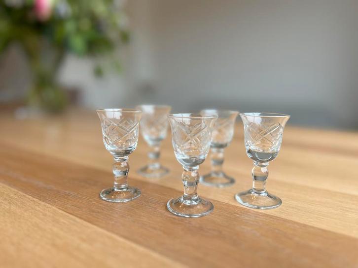 Set van kleine glaasjes met geslepen motief, Antiek en Kunst, Antiek | Glas en Kristal, Ophalen of Verzenden