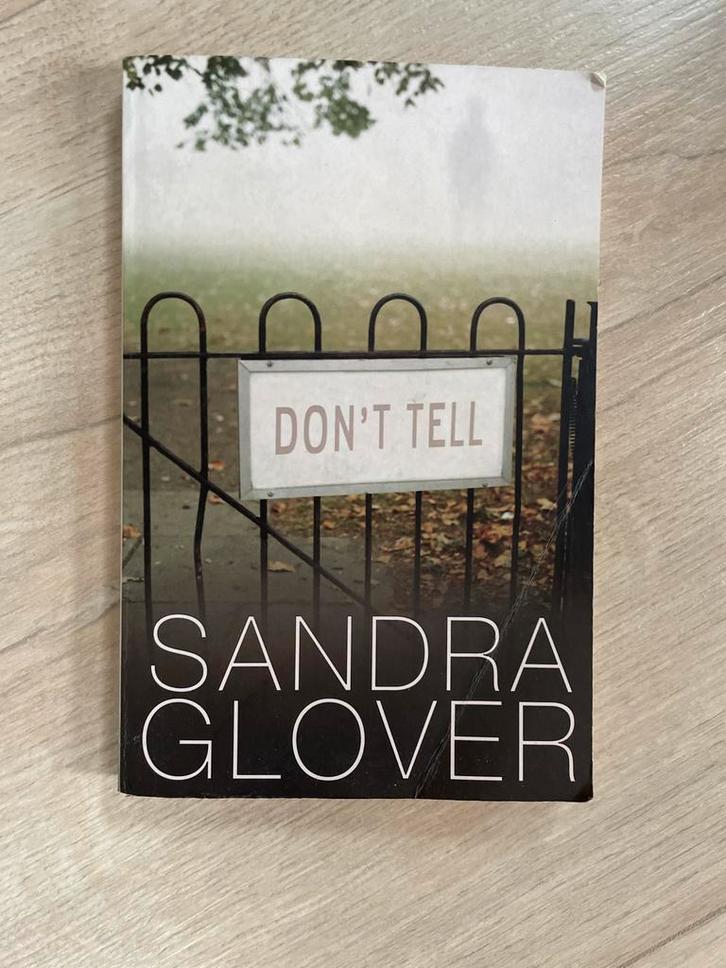 Don't Tell - Sandra Glover (Paperback), Boeken, Thrillers, Zo goed als nieuw, Europa overig, Ophalen of Verzenden