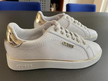 Te koop nog nieuwe witte guess sneackers maat 37. beschikbaar voor biedingen