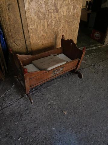 Oud baby schommel wiegje  beschikbaar voor biedingen