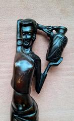 Afrikaanse sculptuur vrouw met kruik, Antiek en Kunst, Kunst | Beelden en Houtsnijwerken, Ophalen of Verzenden