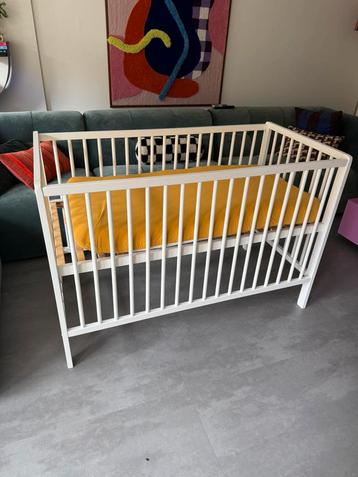 Ledikant inclusief matras beschikbaar voor biedingen