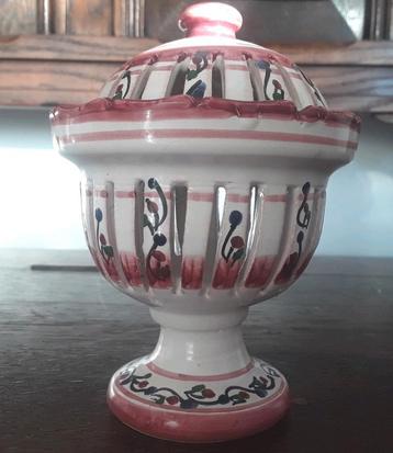 Nieuw authentiek opengewerkt typisch Grieks potje met deksel beschikbaar voor biedingen