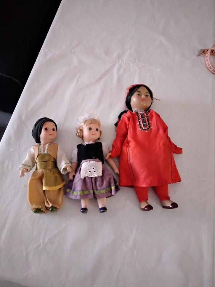 3 Kleine Porseleinen Popjes met Stoffen Lijfjes zelf ophalen, Verzamelen, Poppen, Ophalen of Verzenden