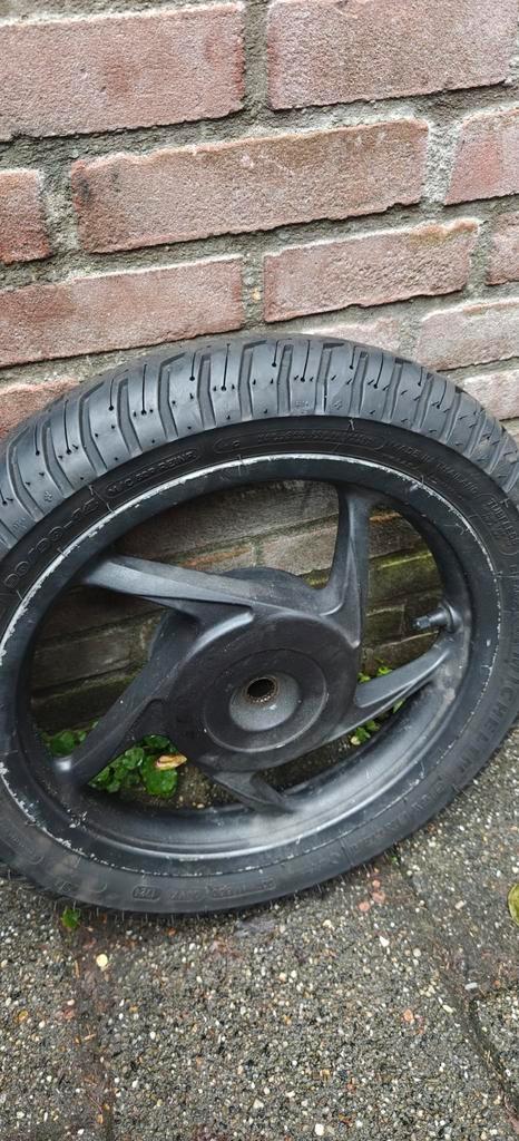 Achterwiel velg met Band voor Honda vision, Fietsen en Brommers, Brommeronderdelen | Algemeen, Zo goed als nieuw, Overige typen