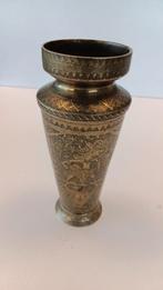 Zware koperen vaas ingegraveerd met figuren., Antiek en Kunst, Ophalen of Verzenden, Koper
