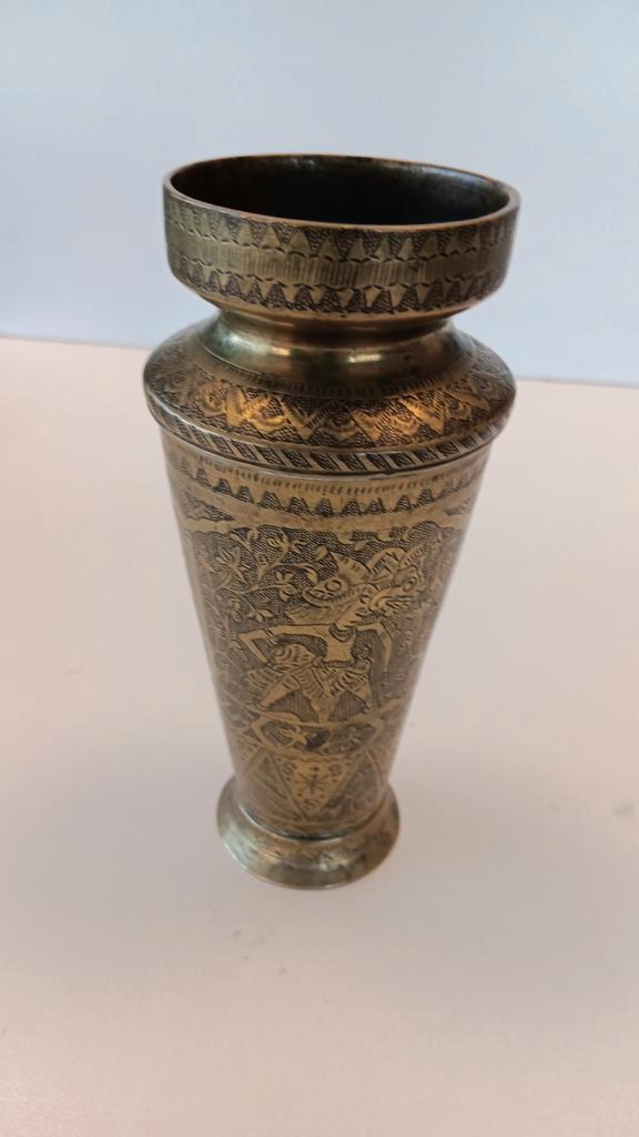 Zware koperen vaas ingegraveerd met figuren., Antiek en Kunst, Antiek | Koper en Brons, Koper, Ophalen of Verzenden