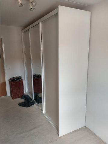 Kast met schuifdeuren