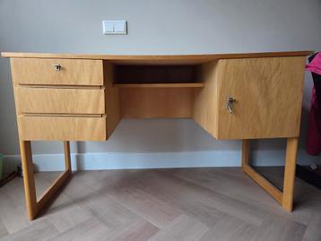 Houten bureau met lades en kast beschikbaar voor biedingen