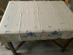 Handgeborduurd, wit-beige-blauw tafelkleed; 110*150, laken, Huis en Inrichting, Tafelkleden, Ophalen of Verzenden, Zo goed als nieuw