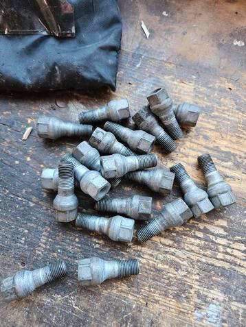 Wielbouten M12 x 25 bolvormig.  beschikbaar voor biedingen