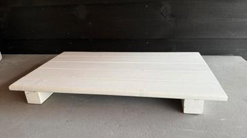 Witte houten bajottafeltje beschikbaar voor biedingen
