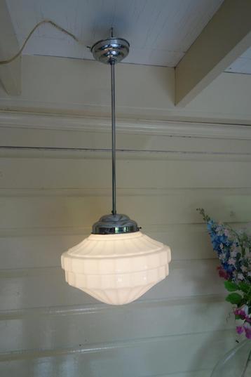 Twee schitterende antieke jaren 30 Franse opaline lampen  beschikbaar voor biedingen