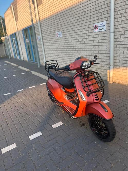 Vespa sprint forged carbon 2021 iget costum kleur, Fietsen en Brommers, Scooters | Vespa, Zo goed als nieuw, Maximaal 45 km/u