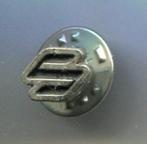 Suzuki zilverkleurig auto PIN ( BLAD5_563 ), Verzamelen, Speldjes, Pins en Buttons, Verzenden, Zo goed als nieuw, Transport, Speldje of Pin