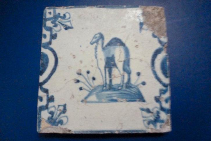 Zeldzame 17e eeuwse KANDELABER tegel met DROMEDARIS., Antiek en Kunst, Antiek | Wandborden en Tegels, Ophalen of Verzenden