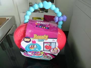 Beauty set armbanden maken  in roze hartvormig koffer Nieuw beschikbaar voor biedingen