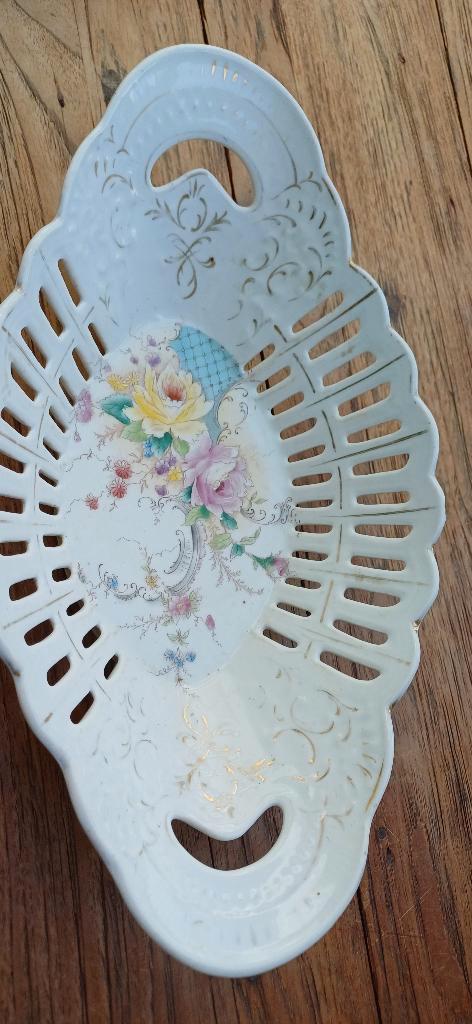 Een sierlijke, antieke porseleinen schaal., Antiek en Kunst, Antiek | Porselein, Ophalen of Verzenden