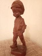 Vintage Houten Beeldje van Jongen met Pet, Antiek en Kunst, Ophalen of Verzenden