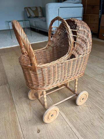 Vintage / retro Rotan Poppenwagen beschikbaar voor biedingen