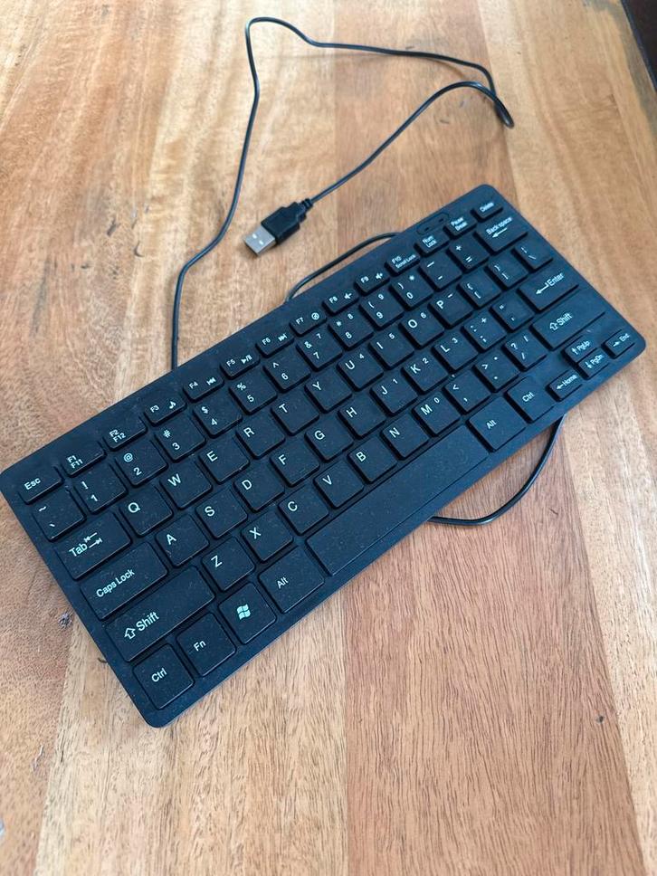 Compact Toetsenbord - Ideaal voor Onderweg!, Computers en Software, Toetsenborden, Zo goed als nieuw, Qwerty, Bedraad, Ophalen of Verzenden