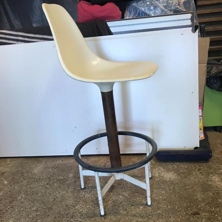 Vintage MCM Burke Inc. Fiberglass kruk stoel model 103, Huis en Inrichting, Barkrukken, Zo goed als nieuw, 60 tot 90 cm, 1 kruk