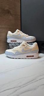 Nike Air Max 1 'Pale Ivory Football Gs maat 38,5, Kleding | Dames, Ophalen of Verzenden, Nieuw, Overige kleuren