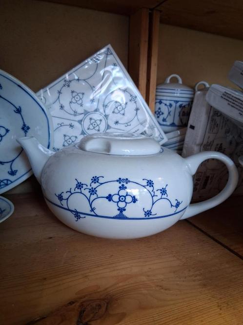 Bijz model  theepot in blauw saks winkel .., Huis en Inrichting, Keuken | Servies, Nieuw, Overige stijlen, Ophalen