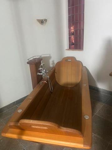 Werkelijk schitterend Red Cedar bad met kraan beschikbaar voor biedingen