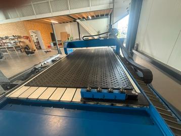 CNC Freesmachine met toolchanger beschikbaar voor biedingen