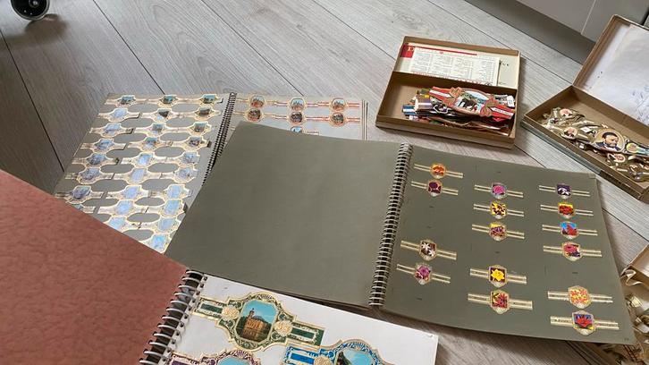 Sigarenbandjes verzameling in mappen en bakjes, Verzamelen, Overige Verzamelen, Gebruikt, Ophalen