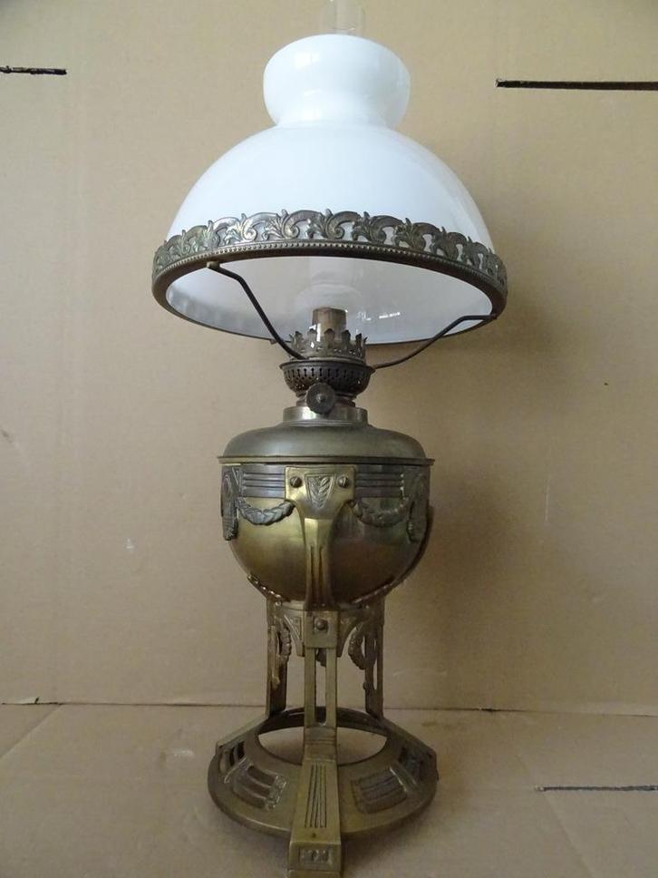 Antieke olielamp petroleumlamp opaalglas 57cm Art Nouveau, Antiek en Kunst, Antiek | Lampen, Ophalen of Verzenden