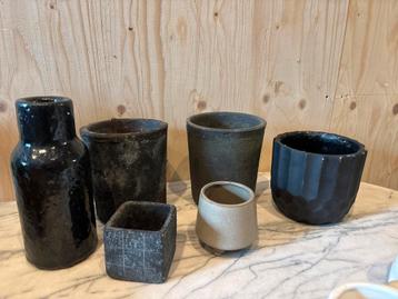 Set van 8 diverse bloempotten beschikbaar voor biedingen