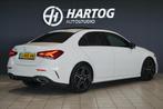 Mercedes-Benz A-klasse 180 AMG Line + SCHUIFDAK / CARPLAY /, 65 €/maand, Gebruikt, 4 cilinders, Wit
