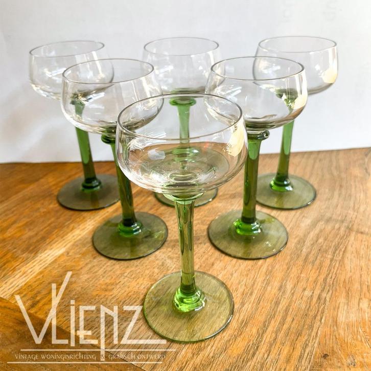 Zes vintage retro borrelglaasjes likeurglaasjes groene voet, Verzamelen, Glas en Borrelglaasjes, Gebruikt, Borrel- of Shotglas