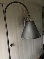 Grote staande oude booglamp.  in een landelijk interieur, Huis en Inrichting, Lampen | Hanglampen, Zo goed als nieuw, Ophalen