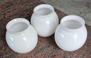 3 Prachtige witte oude bolvormige glazenkappen met kraag beschikbaar voor biedingen